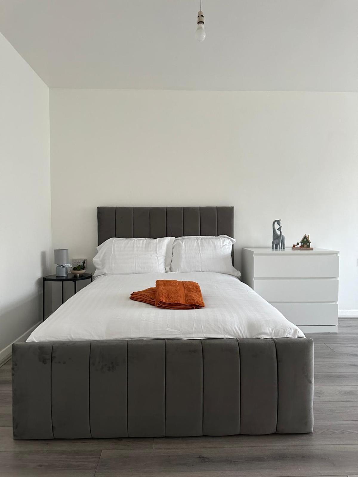 Modern In A 4 Bedroom Flat In London, Shared Bathroom! Alloggio in famiglia Londra