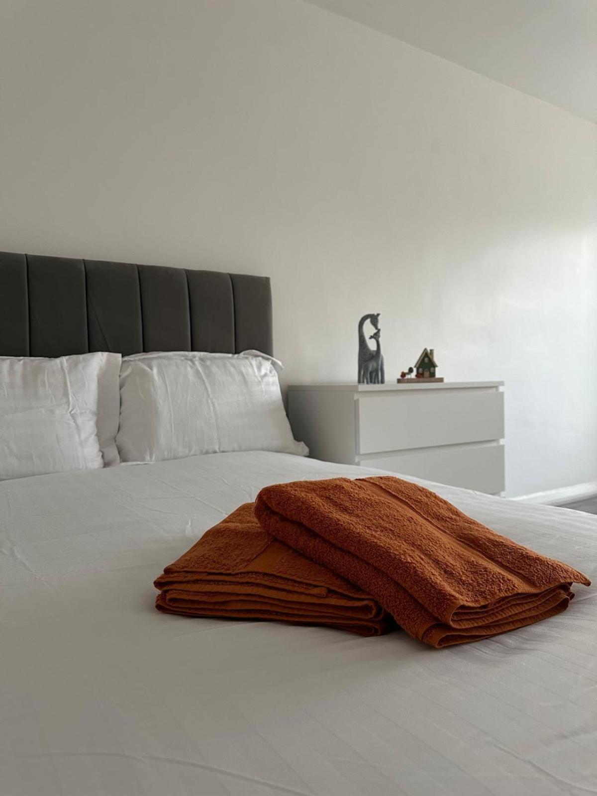 Modern In A 4 Bedroom Flat In London, Shared Bathroom! Alloggio in famiglia