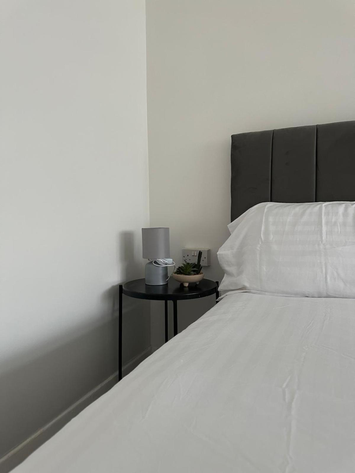Modern In A 4 Bedroom Flat In London, Shared Bathroom! * Londra