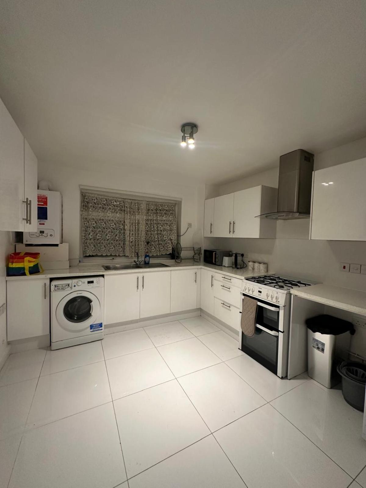 Modern In A 4 Bedroom Flat In London, Shared Bathroom! Alloggio in famiglia *