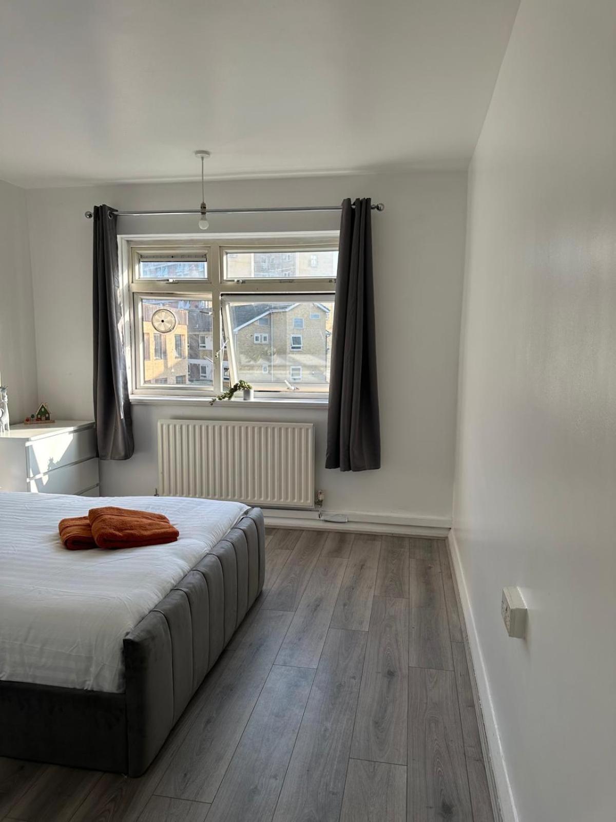 Modern In A 4 Bedroom Flat In London, Shared Bathroom! Londra
