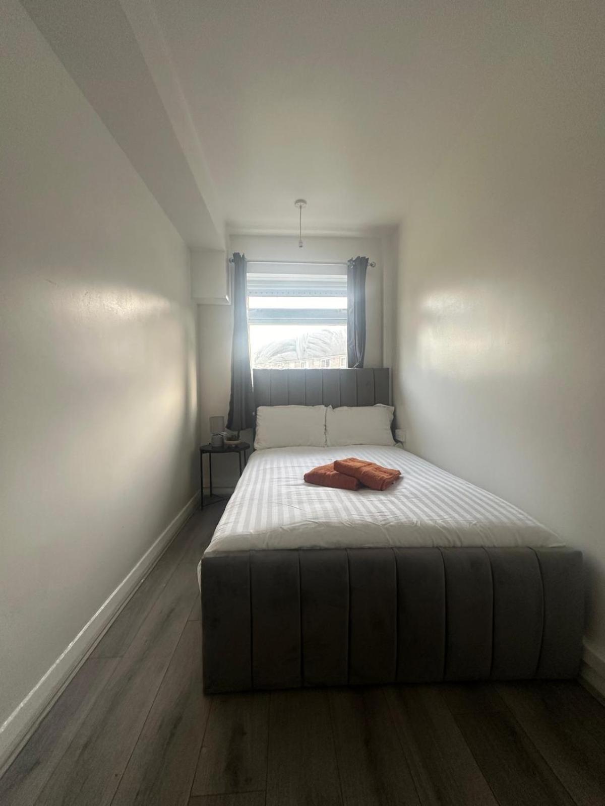 Modern In A 4 Bedroom Flat In London, Shared Bathroom! Alloggio in famiglia *