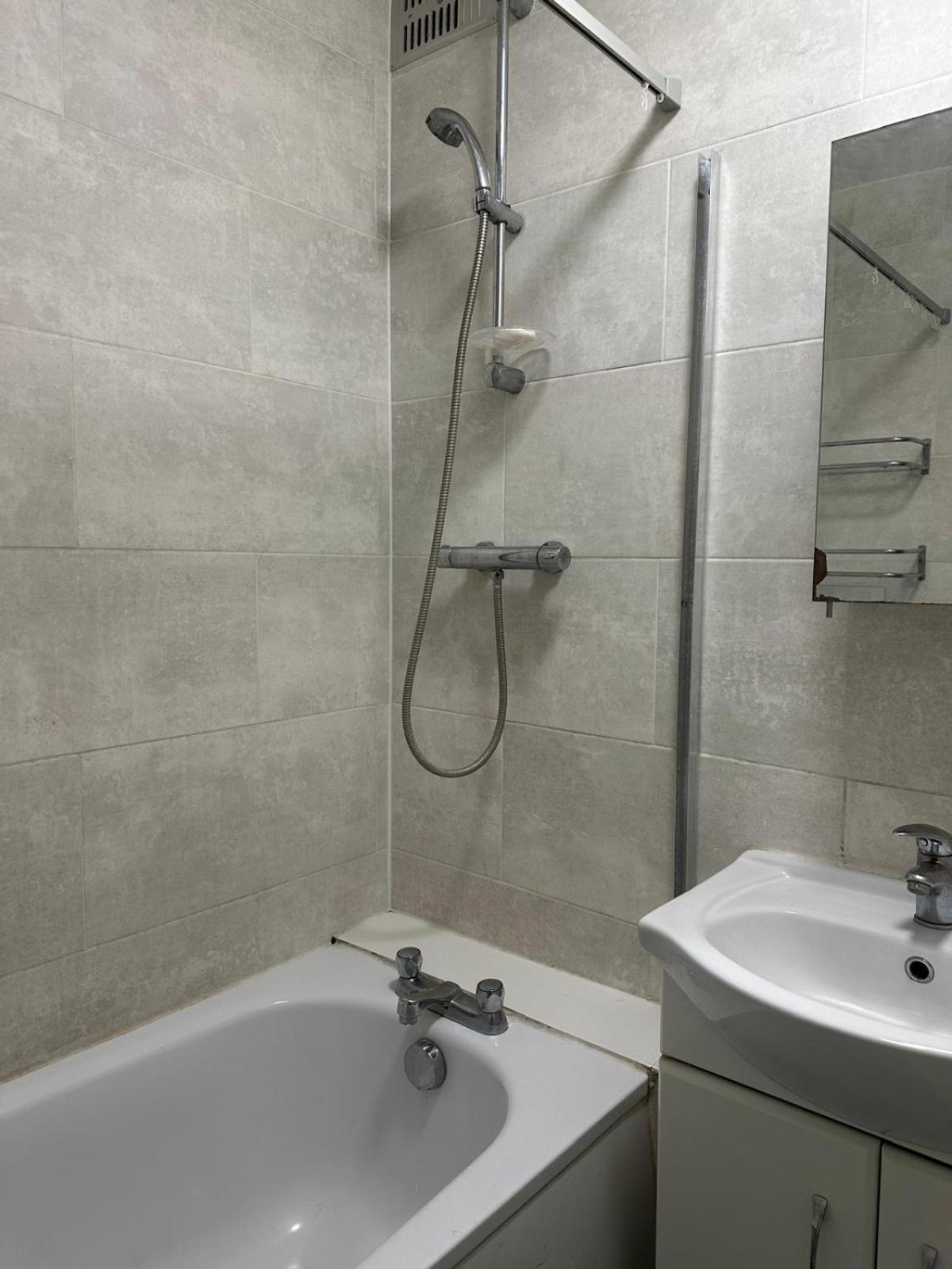 Modern In A 4 Bedroom Flat In London, Shared Bathroom! * Londra