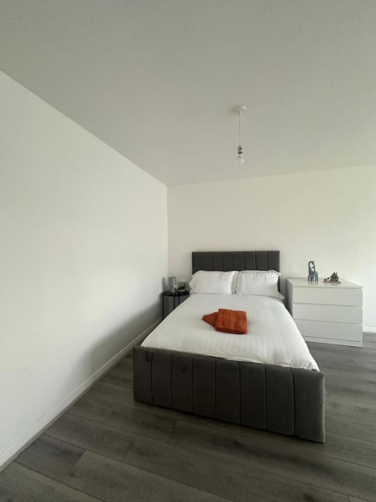 Modern In A 4 Bedroom Flat In London, Shared Bathroom! Alloggio in famiglia *