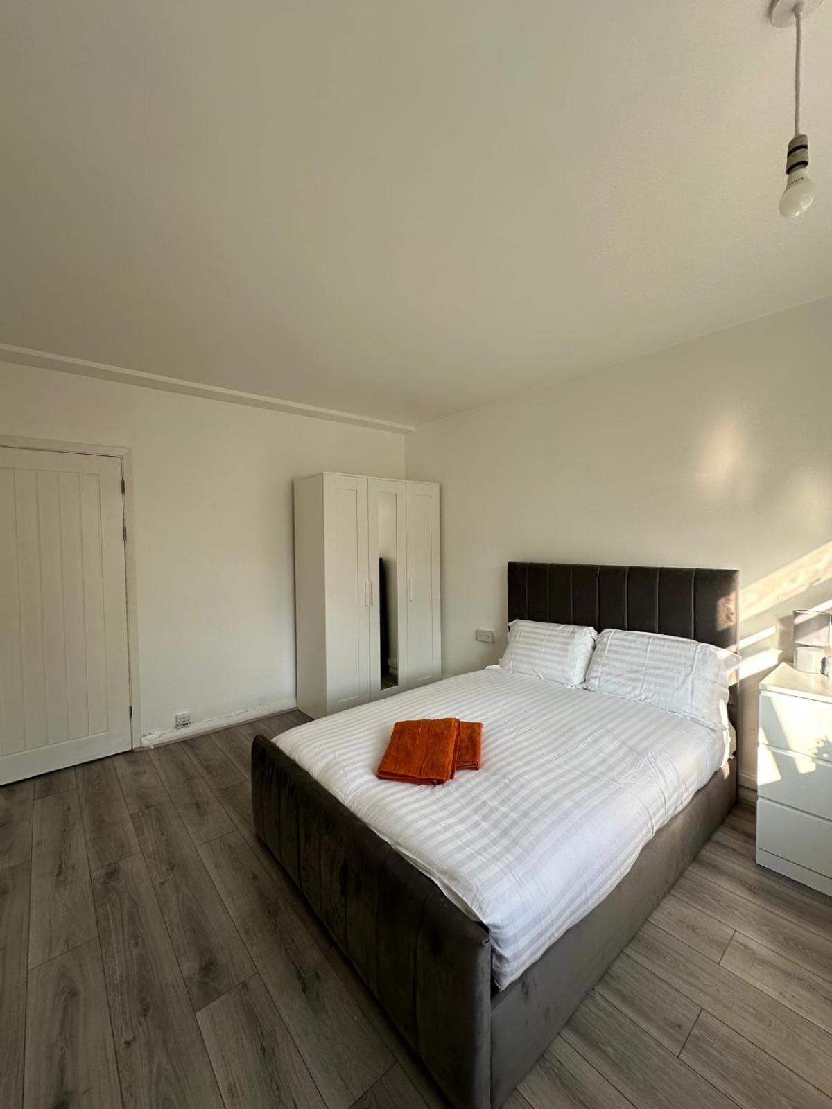 Modern In A 4 Bedroom Flat In London, Shared Bathroom! Londra