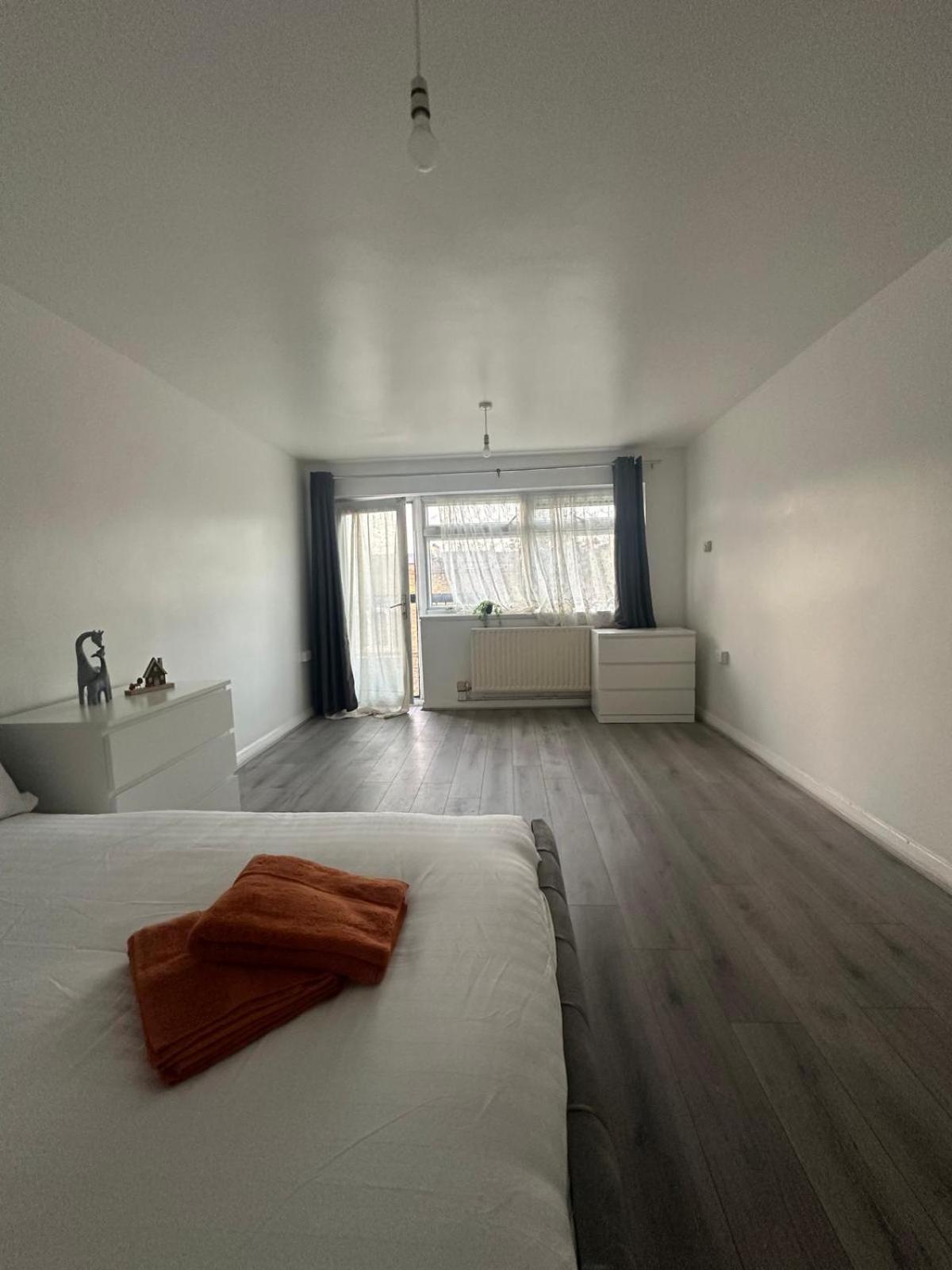 Modern In A 4 Bedroom Flat In London, Shared Bathroom! * Londra