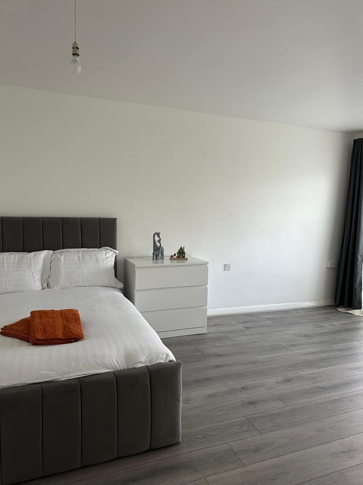 Modern In A 4 Bedroom Flat In London, Shared Bathroom! Alloggio in famiglia