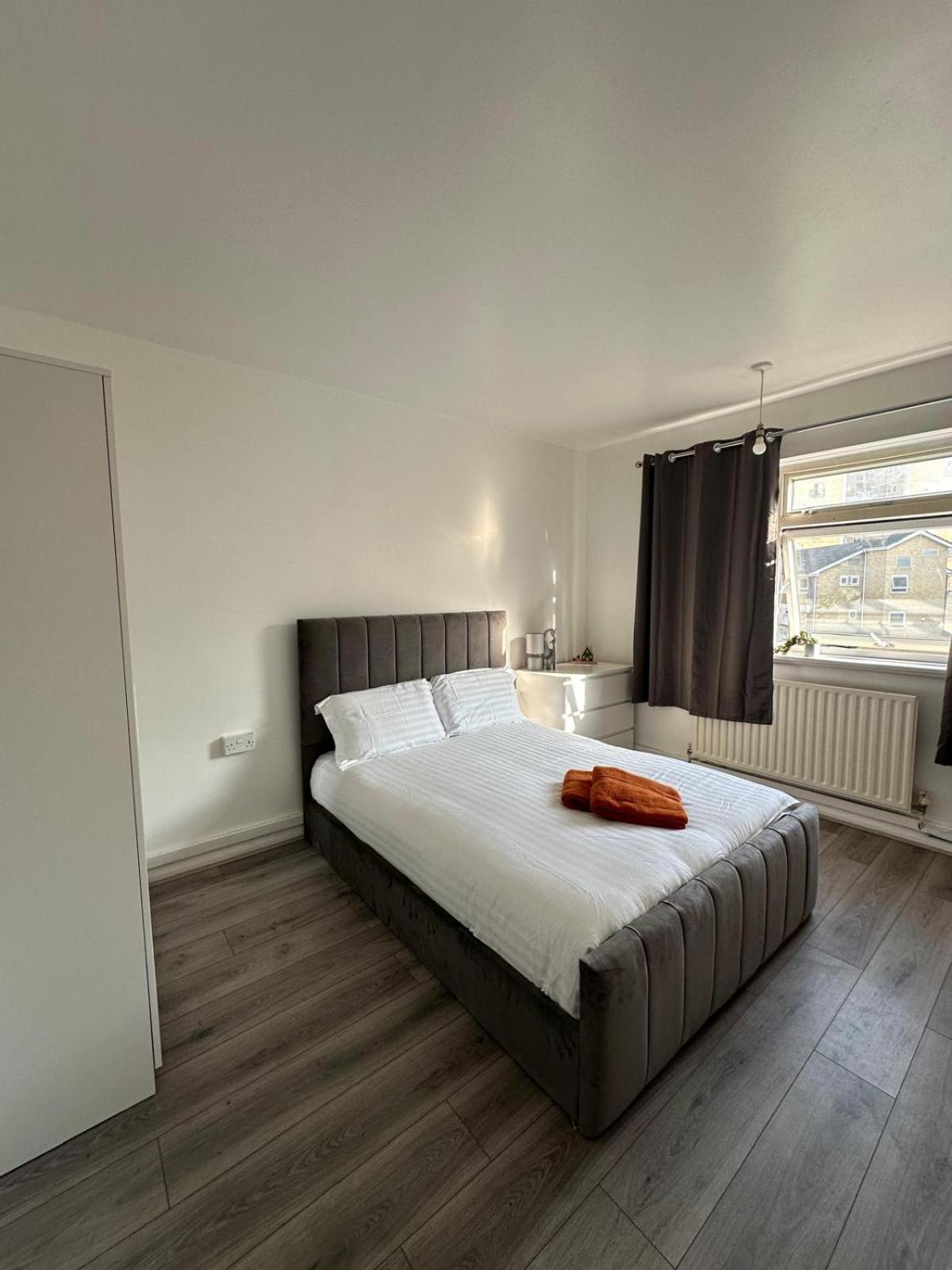 Modern In A 4 Bedroom Flat In London, Shared Bathroom! Londra