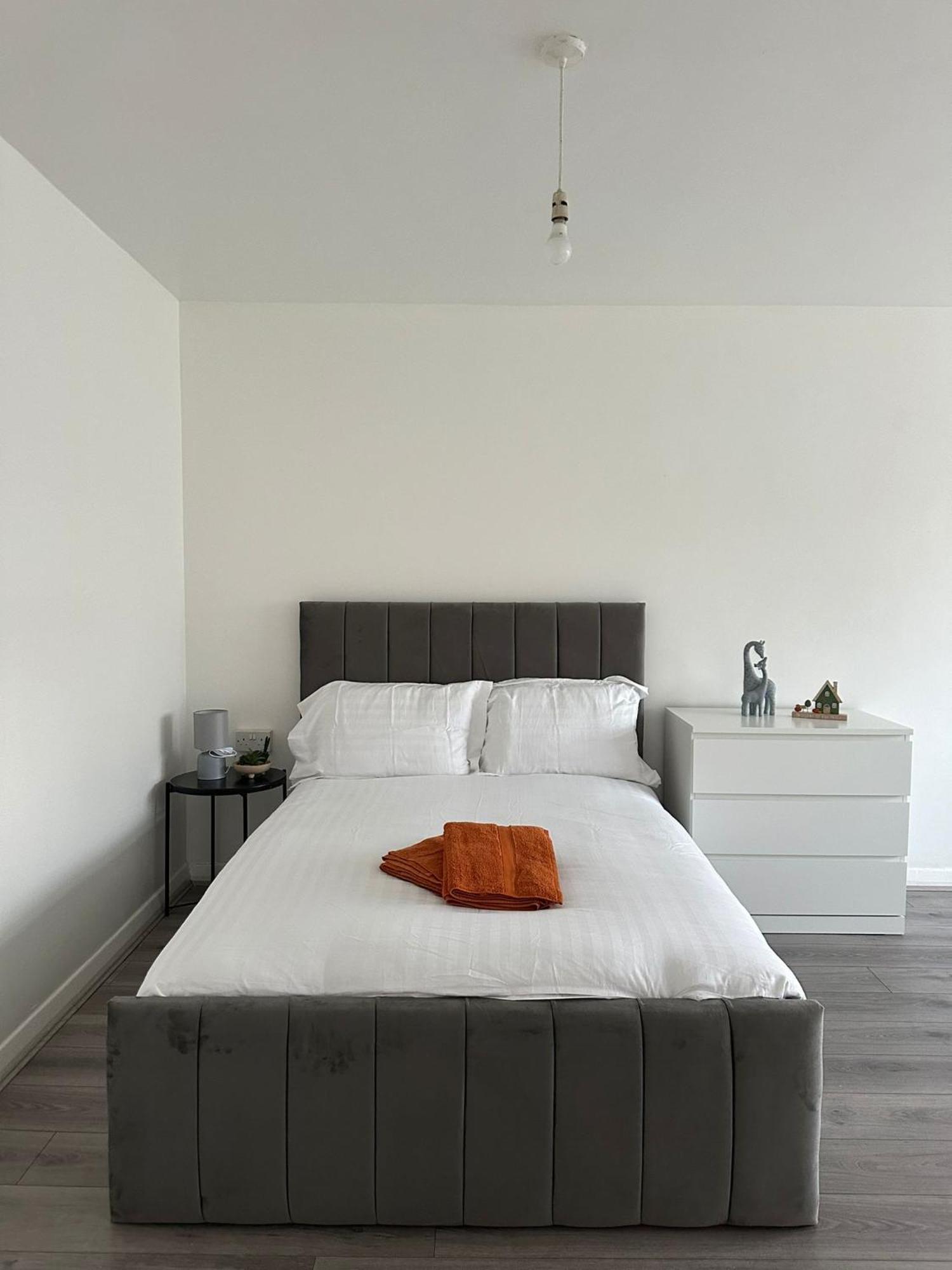 Modern In A 4 Bedroom Flat In London, Shared Bathroom! * Londra