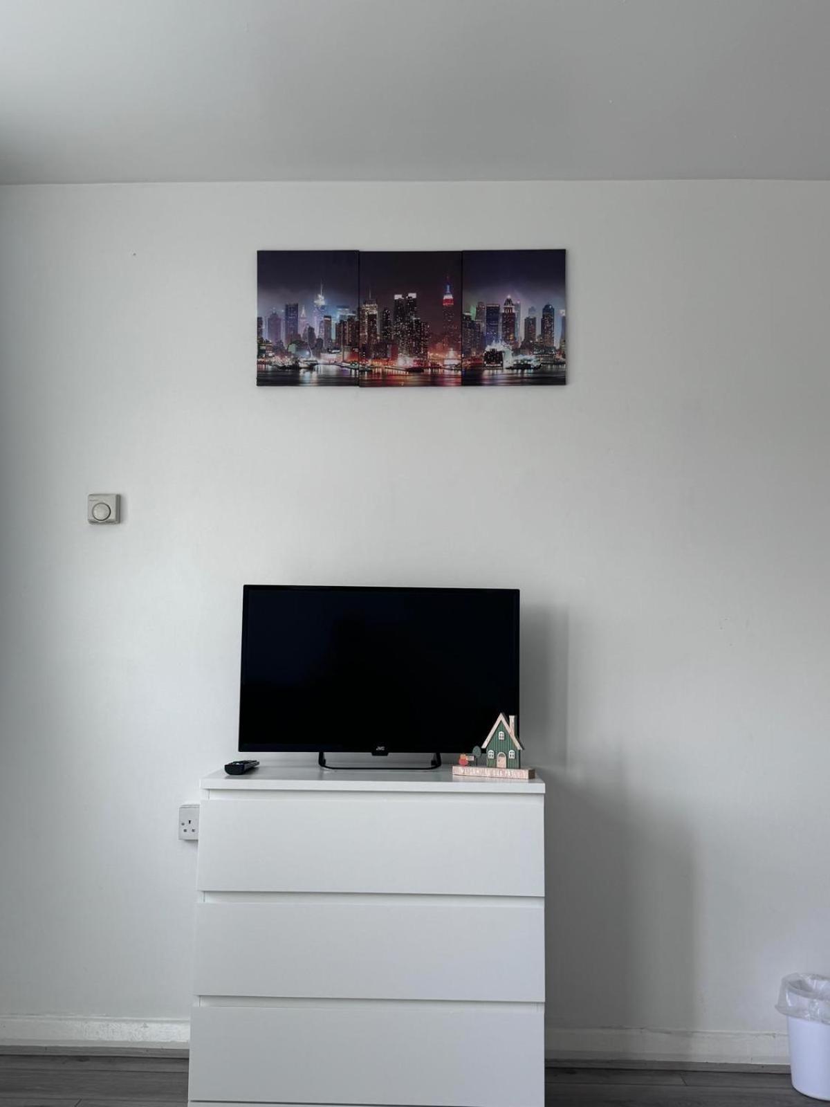 Modern In A 4 Bedroom Flat In London, Shared Bathroom! Alloggio in famiglia *