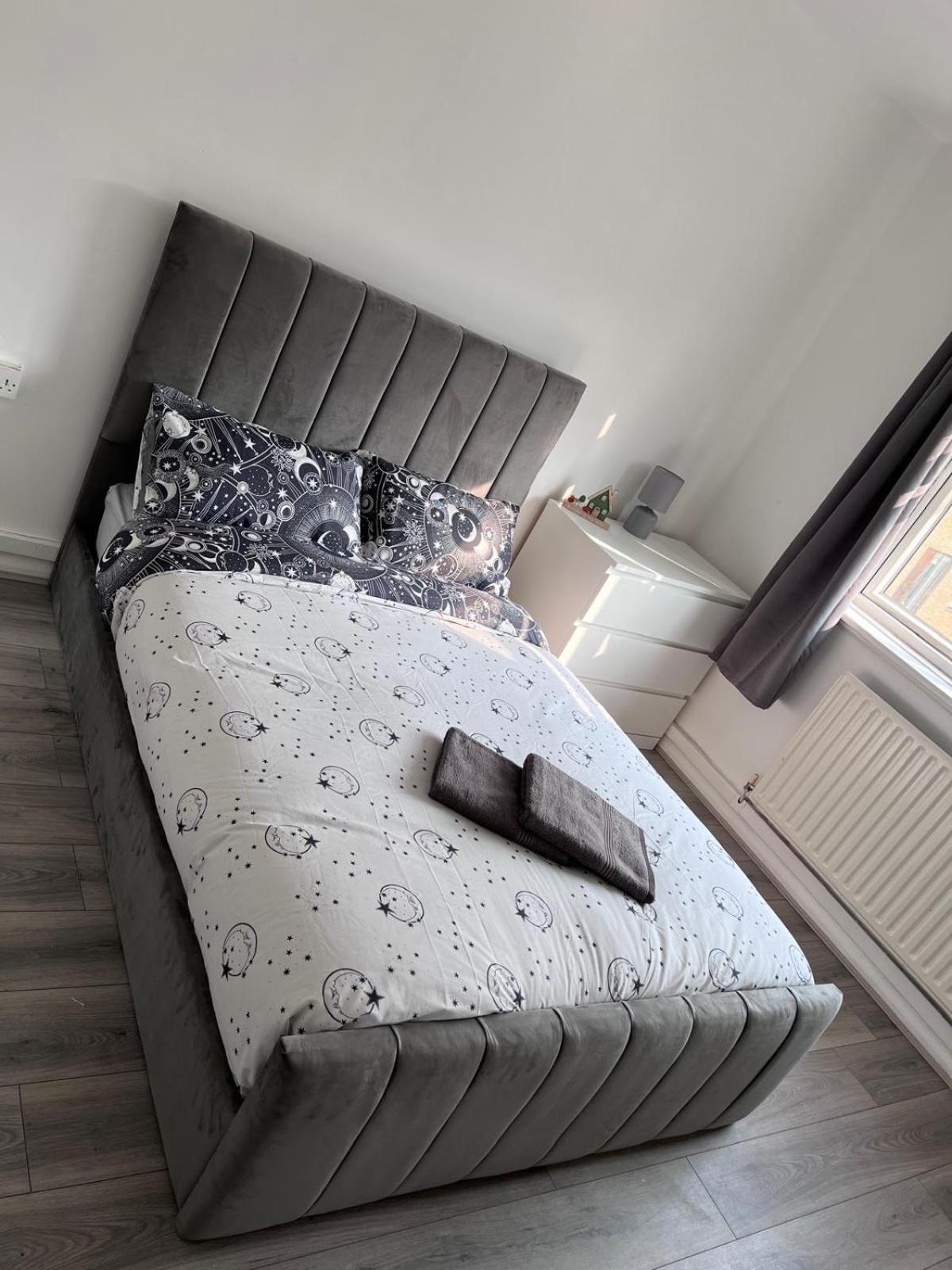 Modern In A 4 Bedroom Flat In London, Shared Bathroom! * Londra