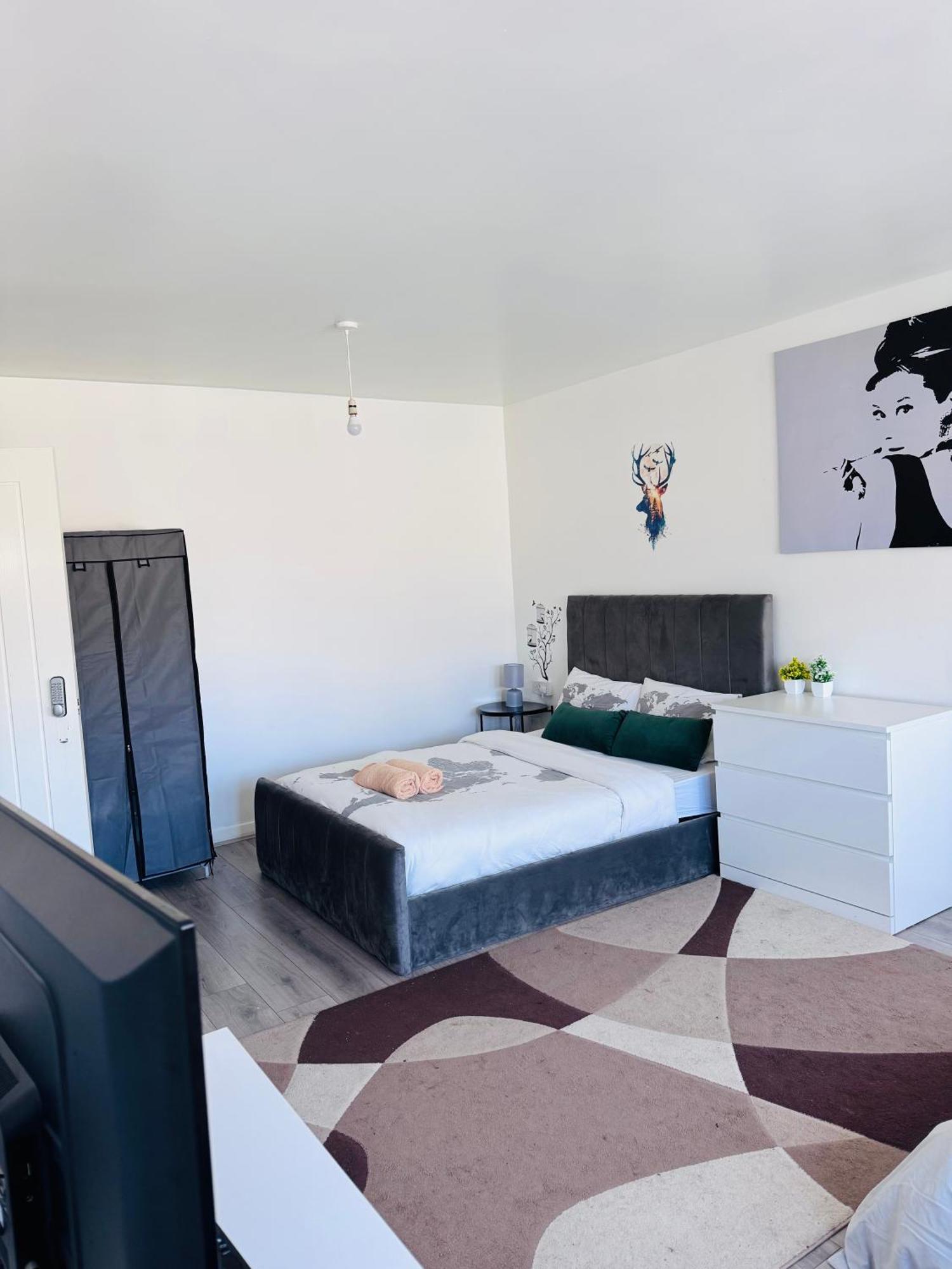 Modern In A 4 Bedroom Flat In London, Shared Bathroom! * Londra