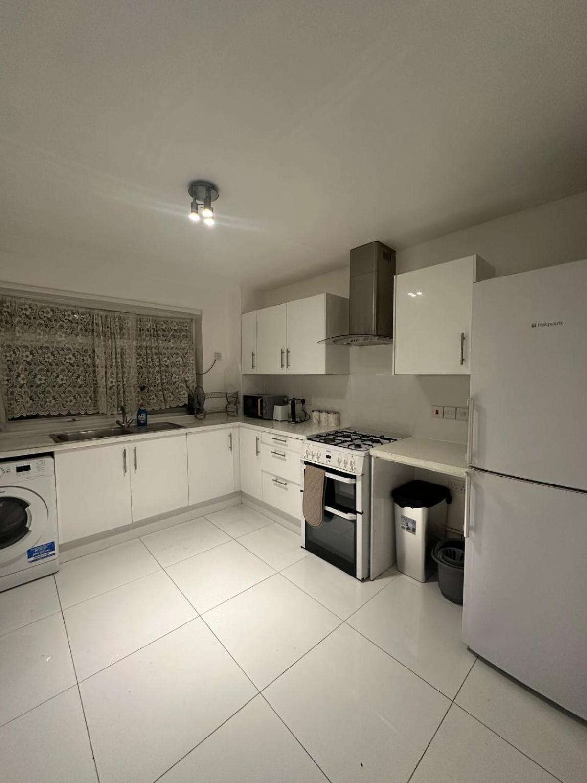 Privatunterkunft Modern In A 4 Bedroom Flat In London, Shared Bathroom! London